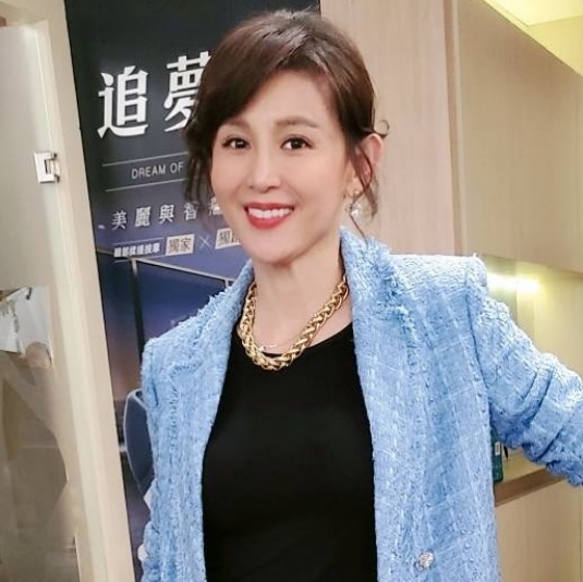 郑仲茵46岁曾胖成"大妈",如今瘦出火辣身材,还被小鲜肉搭讪!