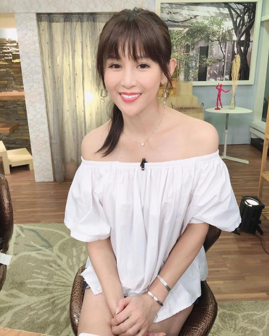 郑仲茵46岁曾胖成"大妈",如今瘦出火辣身材,还被小鲜肉搭讪!