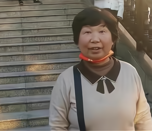 杜新枝带被褥赶到九江,熊磊开百万豪车接送,住的却