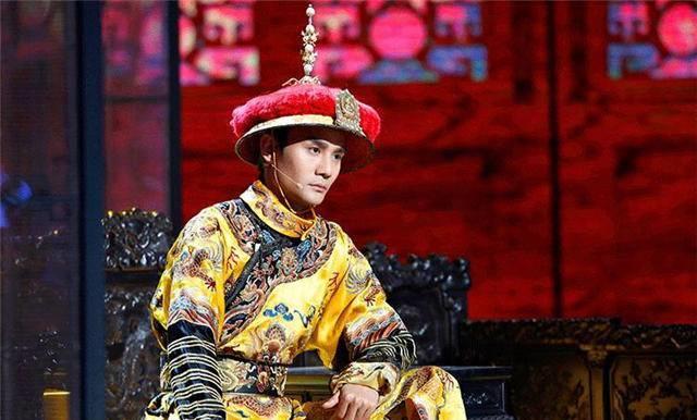 清朝的帝王龙袍为何只纹九条龙龙袍和蟒袍有哪些区别