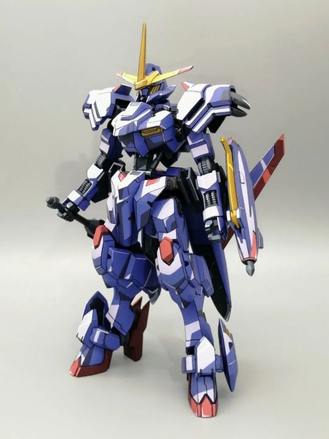 这台hg比例的铁血系列的高达端白星漫画涂装作品,樽純用了2个月才最终