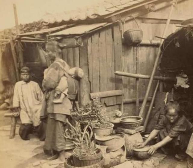 1870年晚清老照片朝廷大臣衣着锦绣百姓房屋破旧低矮