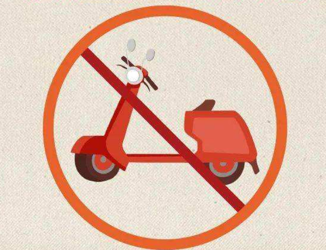 来源:太原晚报网通宿舍楼下张贴着"禁止将电动车推入楼内充电"的通知