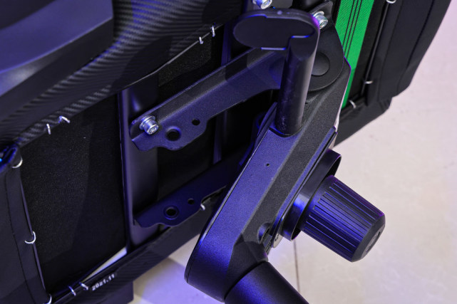 更牢固的耐落螺丝金属五星脚从侧面可以看到,雷神e101未来战士电竞椅