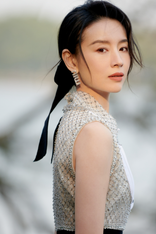 董洁美貌惊艳了时光一袭无袖连衣裙清新淡雅气质清新越看越美