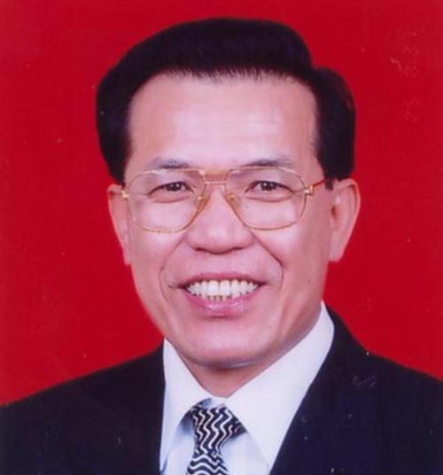 退休之后卢瑞华离开了自己奋斗半生的岗位,但他依旧活跃于文艺界,凭借