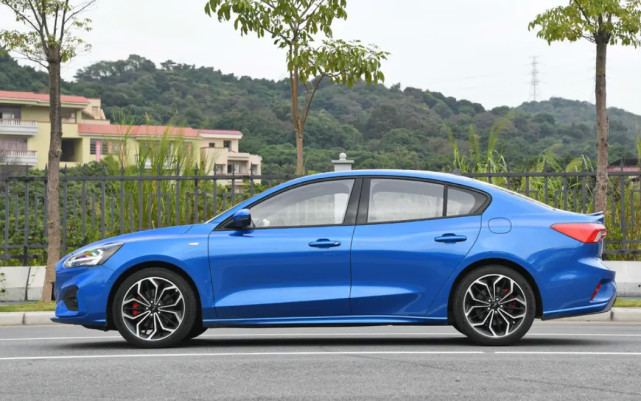 2022款福克斯海外开售,2.3t 6速手动 280马力,最棒的还是底盘