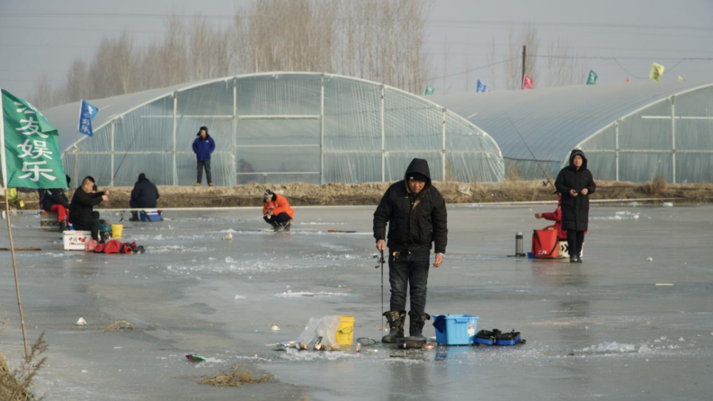 河北曹妃甸冰上垂钓乐享冰雪助力冬奥