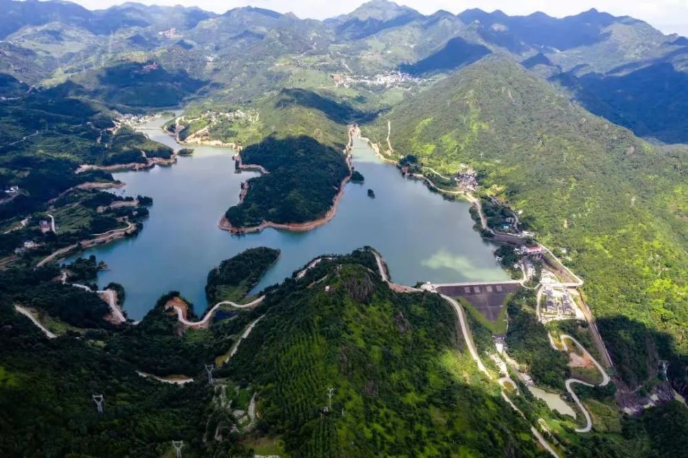 上午抵達中雁蕩山,漫步鍾前水庫環湖巡防步道,中午在附近農家樂用中餐