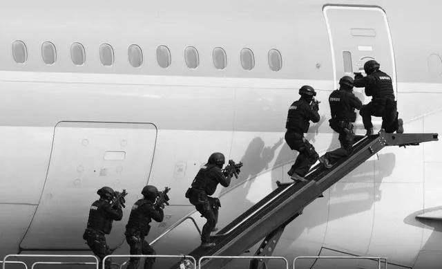 4这个时候,地面反恐中心已经告知机组,对飞机有威胁的只有张振海和他