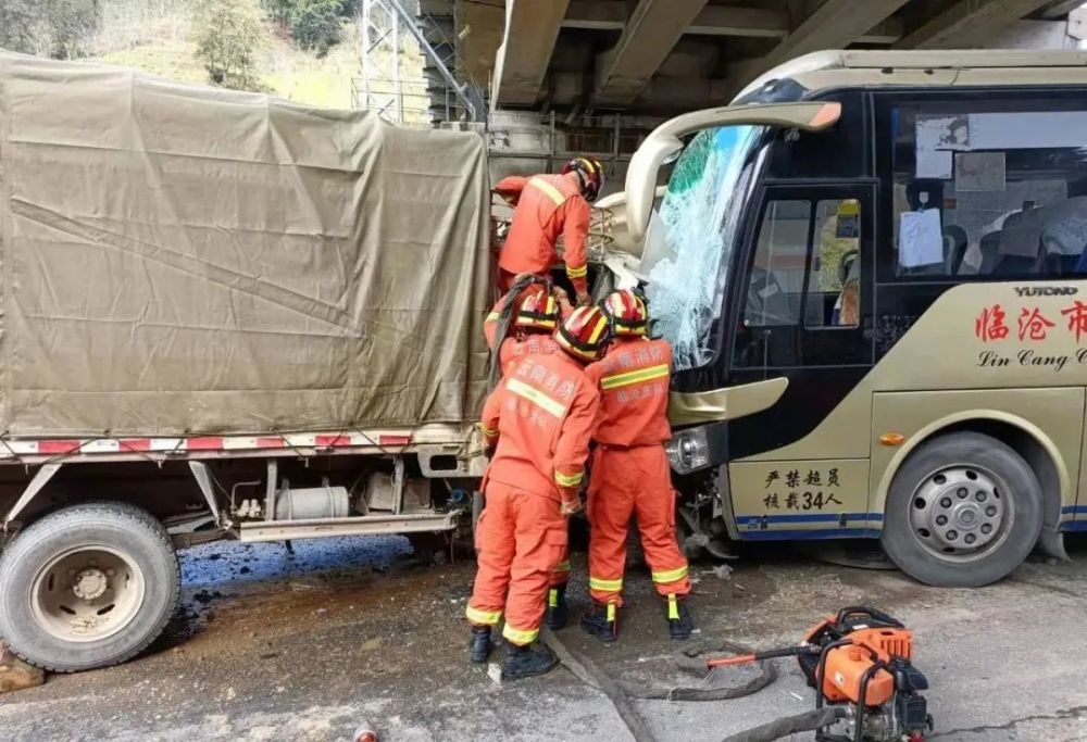 云县头道水白石头隧道发生一起两车相撞交通事故,造成2人被困,急需