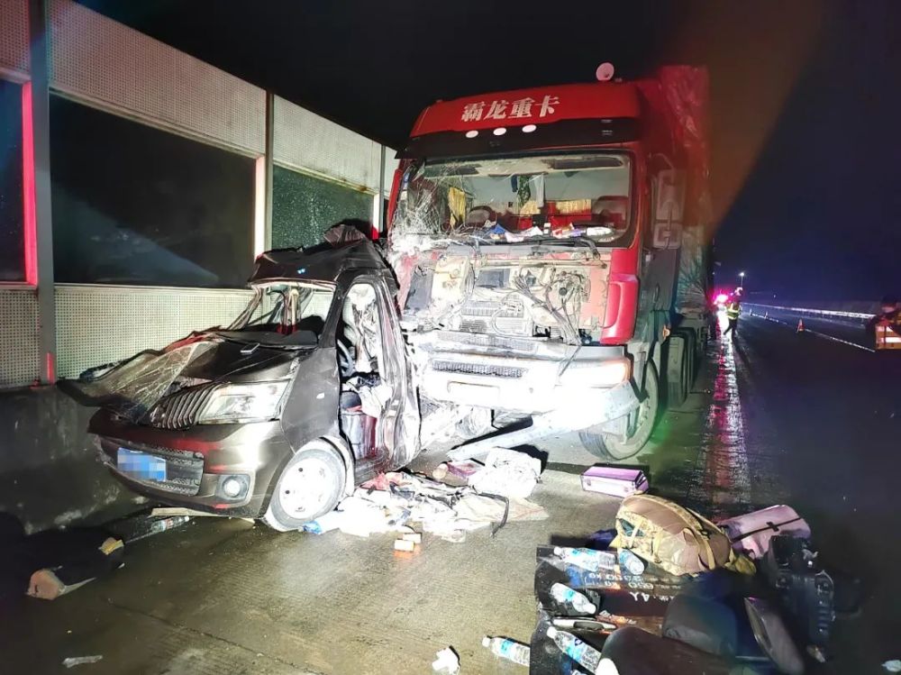 式货车相撞的交通事故发生一起广昆高速广东往南宁方向中林服务区路段