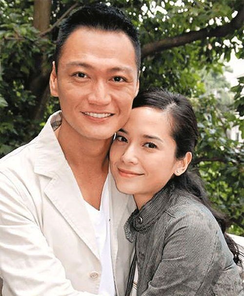 陶大宇见到她惊为天人,当时他已经与妻子结婚7年,为了能够与郭羡妮在