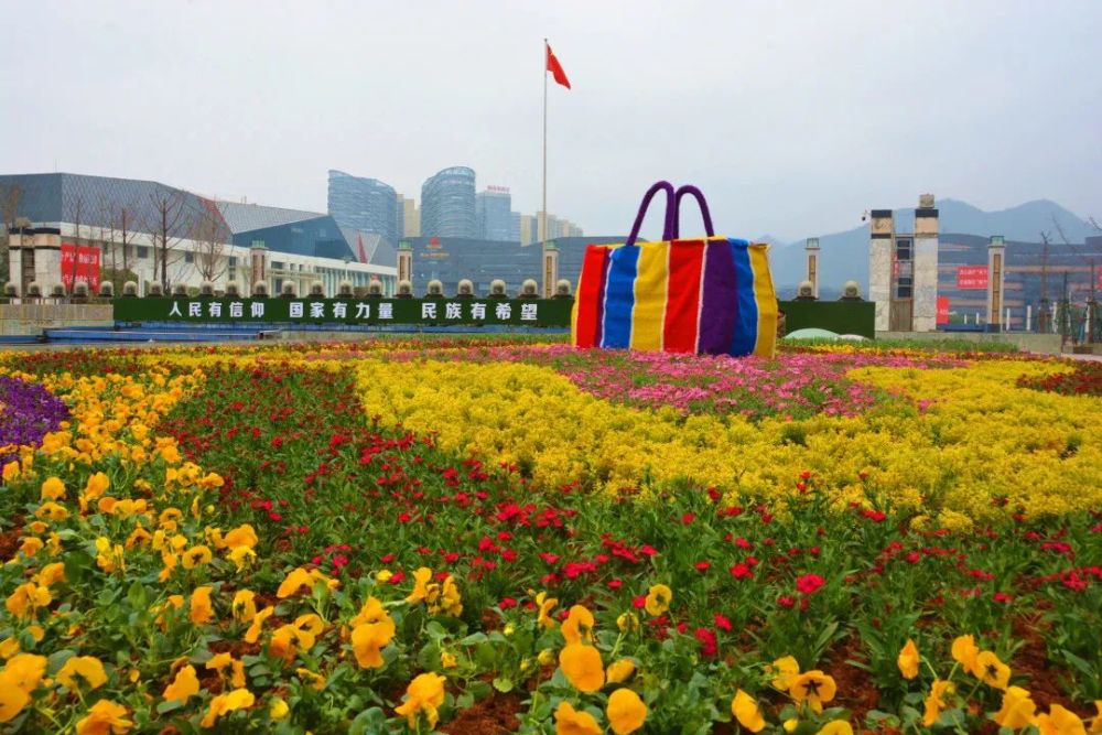 近日,笔者在兴义城区桔山广场,北环线(东出口),蓝天花园红绿灯路口