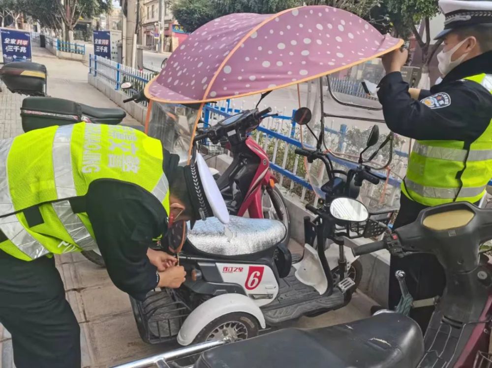 警示提醒云南漾濞交警开展拆除电动车摩托车雨棚行动消除安全隐患
