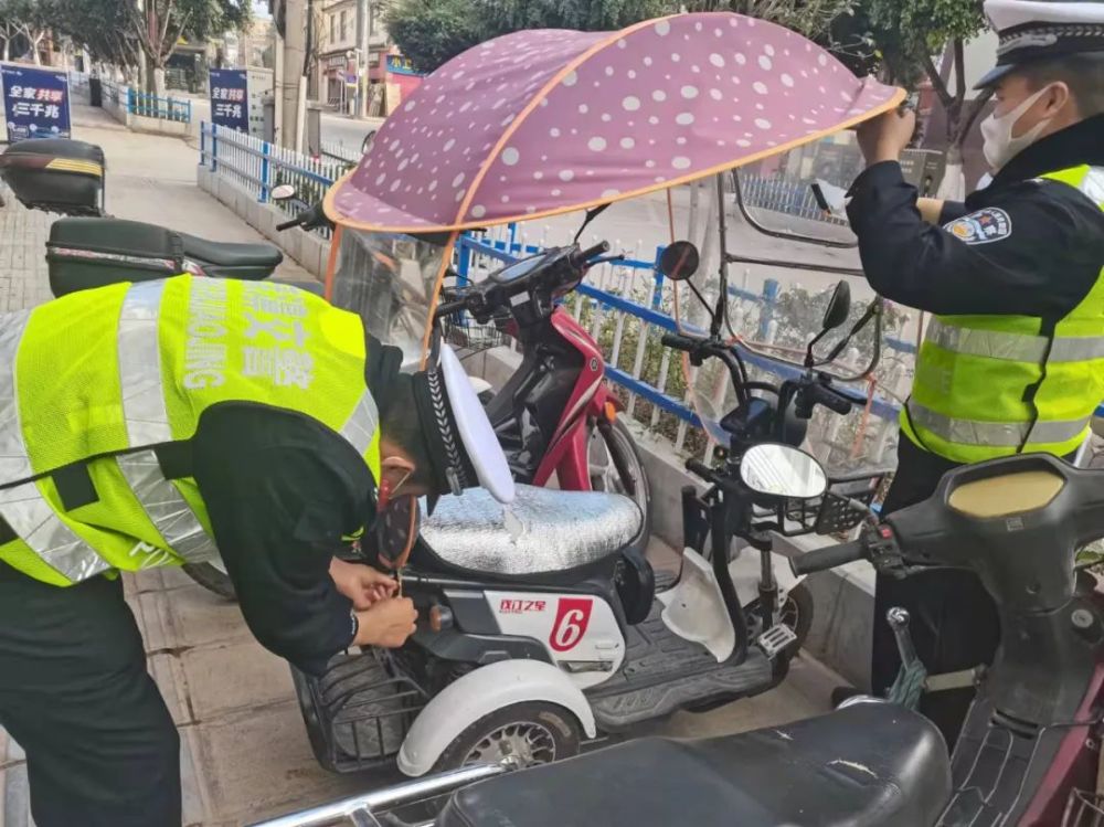 交警不拆的电动车雨棚图片