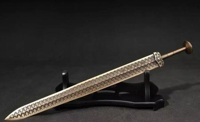 大秦赋里的剑怎么都是黄铜的不是应该青铜吗