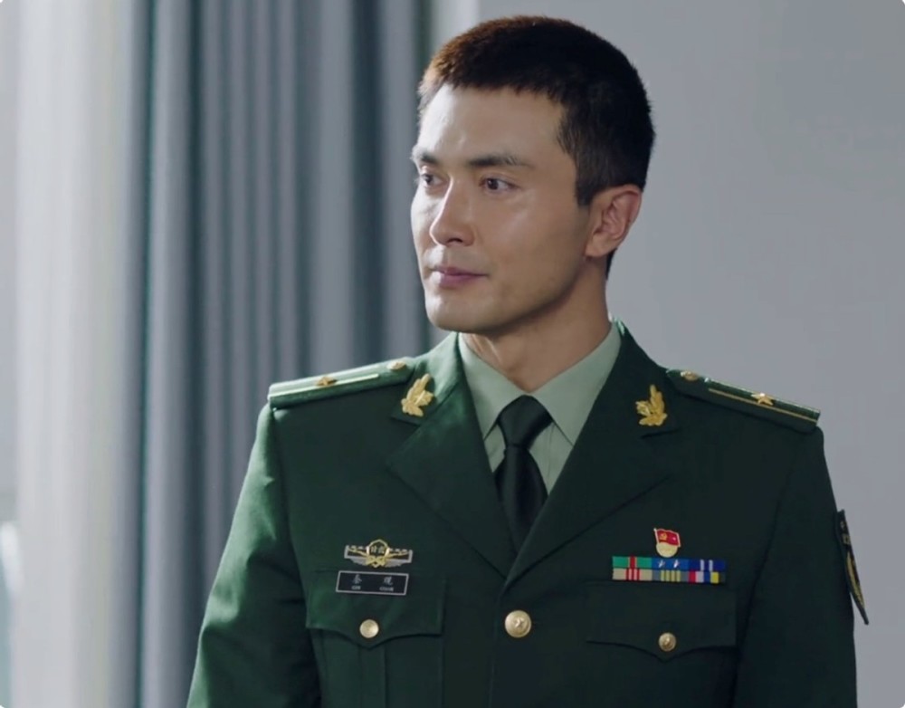 有一段戏就是高伟光饰演的秦观在拯救人质之前,发布号令,做好部署,在