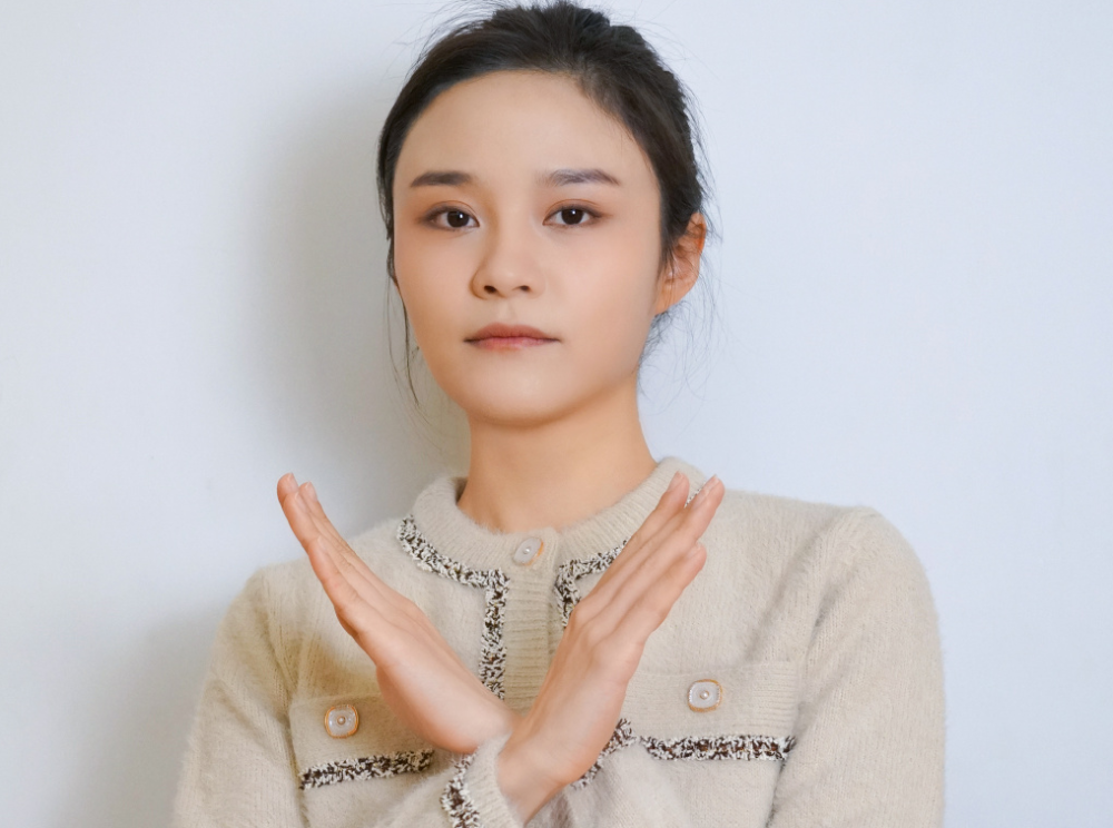 出生5个月父母离婚,母亲患癌后才一夜长大,岳以恩怎么了?