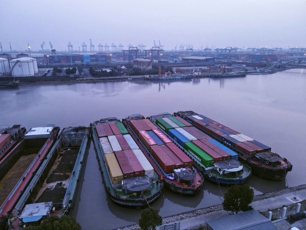 满载河南制造的"鼎达集96号"缓缓的停靠在嘉兴乍浦港的码头旁