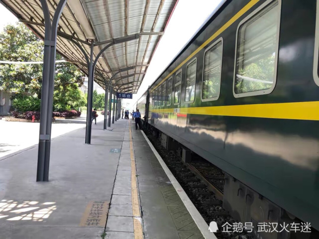 临湘站出站,来张临湘站的车站名牌.