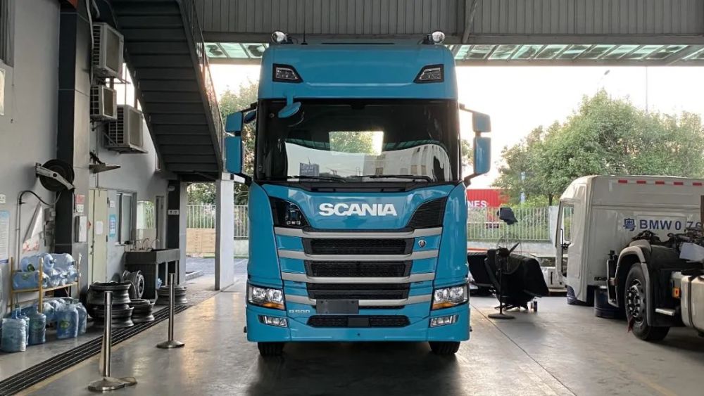 进口拖头太多白色显得单调看看深圳这辆骚蓝色的斯堪尼亚r500