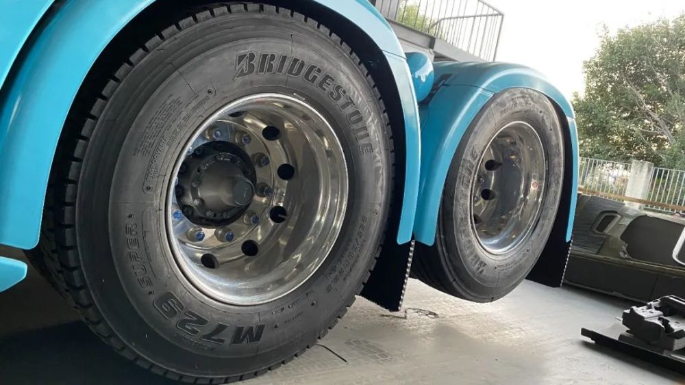 除了驾驶室全蓝以外,该车还原装了侧裙,侧裙也采用了车身同样的颜色