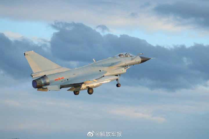 战机与蓝天的合影好帅