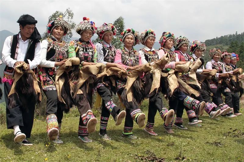 (羊皮舞)大姑娘小媳妇边绣花边唱着,村里的文艺队跳起羊皮舞,唱起打歌