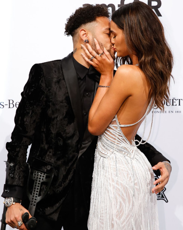 现在已经11岁左右了,卡罗琳娜·丹塔斯与内马尔的另外一名前女友是