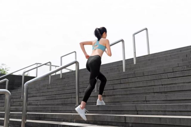 女生跑步有多爽,你根本想象不到!|跑步|运动内衣|胸部|马拉松