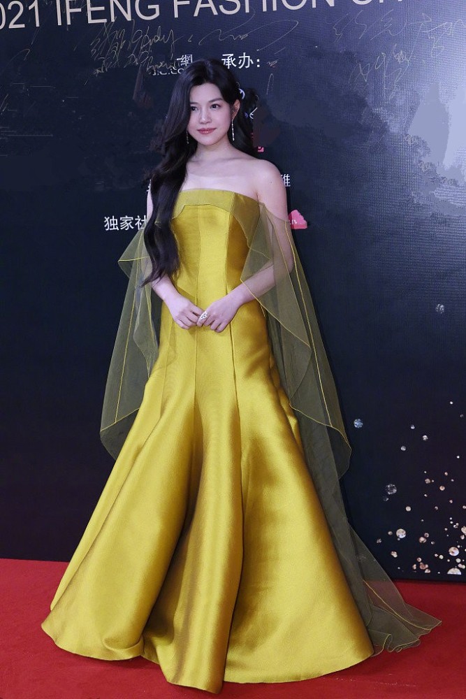 被陈妍希惊艳了一袭金色抹胸裙高贵又优雅38岁越来越有魅力了