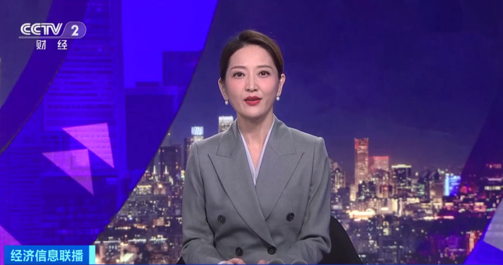 在经历一年多时间的磨炼之后,谢颖颖的身影出现在《经济信息联播》的