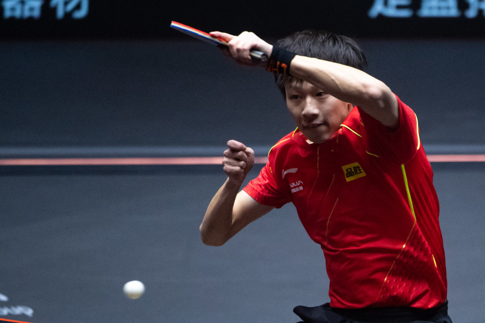 新华社记者 张金加 摄1月19日,中国选手林高远在比赛中发球.