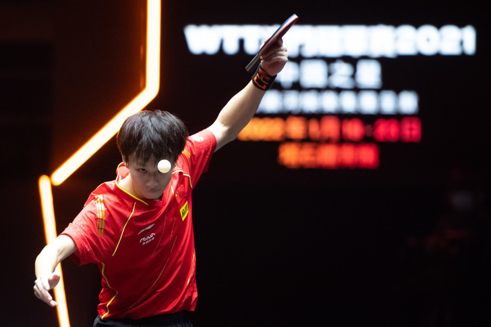 1月19日,中国选手林高远在比赛中发球.新华社记者 张金加 摄