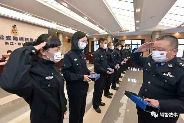 隨後,19位新警,10位輔警代表被授予警銜,新警來思遠,輔警袁瑜作表態