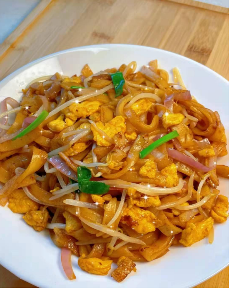 洋葱鸡蛋炒河粉是非常美味的营养早餐,比包子和馒头更好吃,河粉非常有
