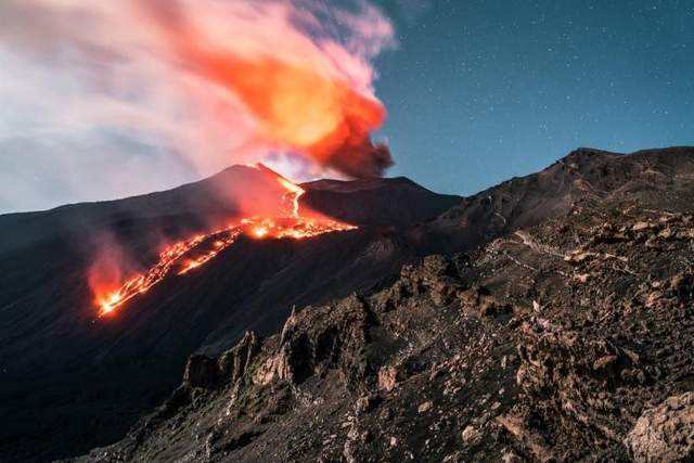 黃石公園超級火山是指位於美國懷俄明州黃石國家公園的一座火山.