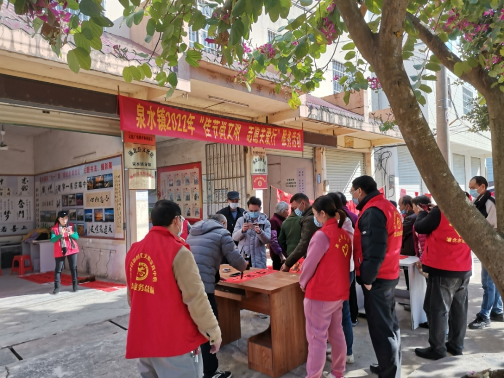 浦北县图书馆泉水镇文广体旅站联袂举办迎新春写春联活动