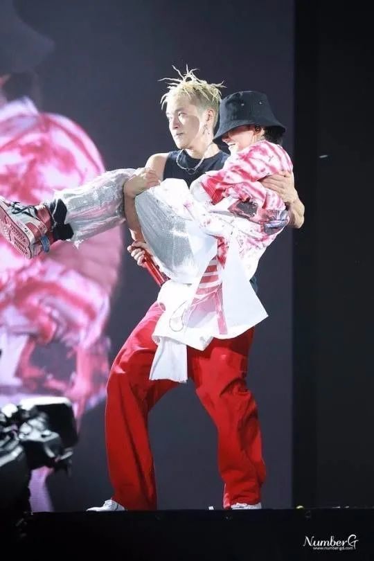 最新yg伴舞ins晒权志龙翻译我们去巡演吧