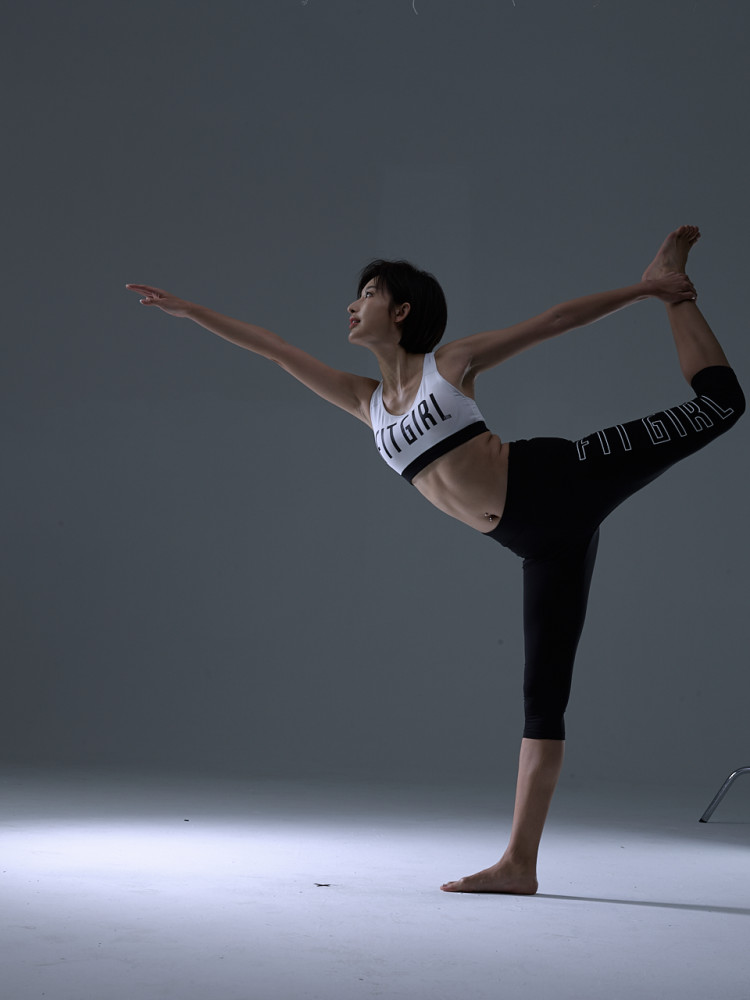 爱做瑜伽和运动的张俪一组练瑜伽未修饰超清图