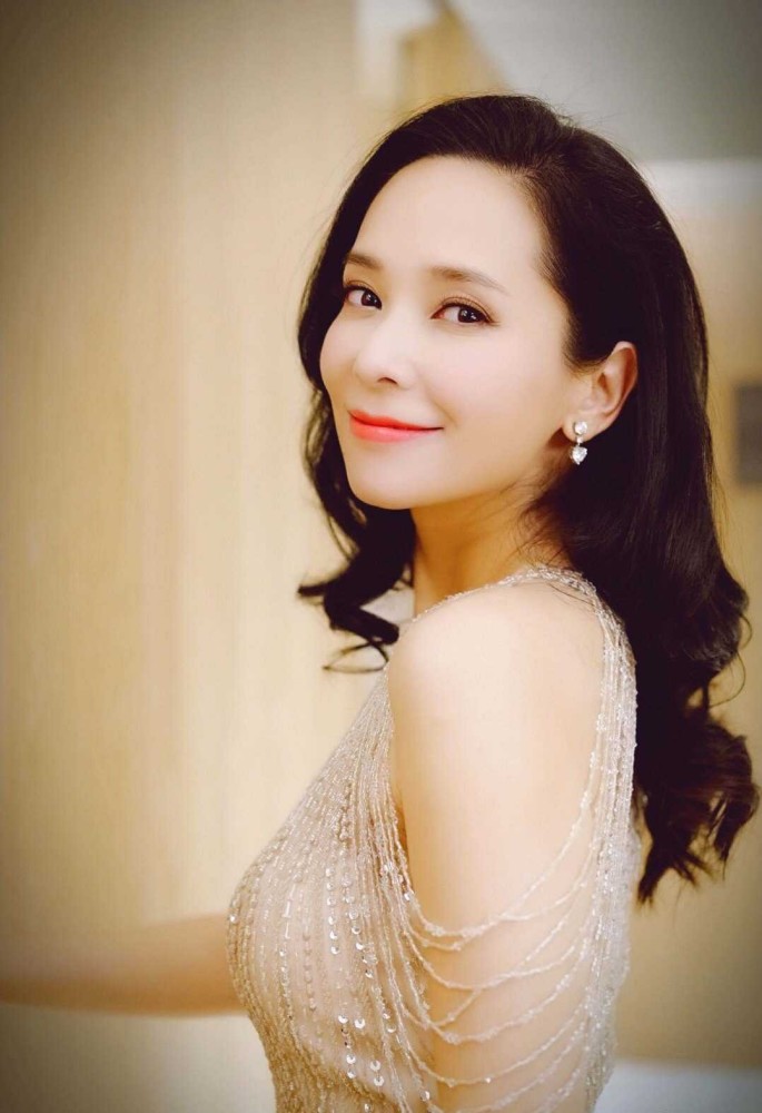 港姐郭羡妮两次恋上人夫,败光好名声,下嫁河南穷指导翻盘逆袭插图6