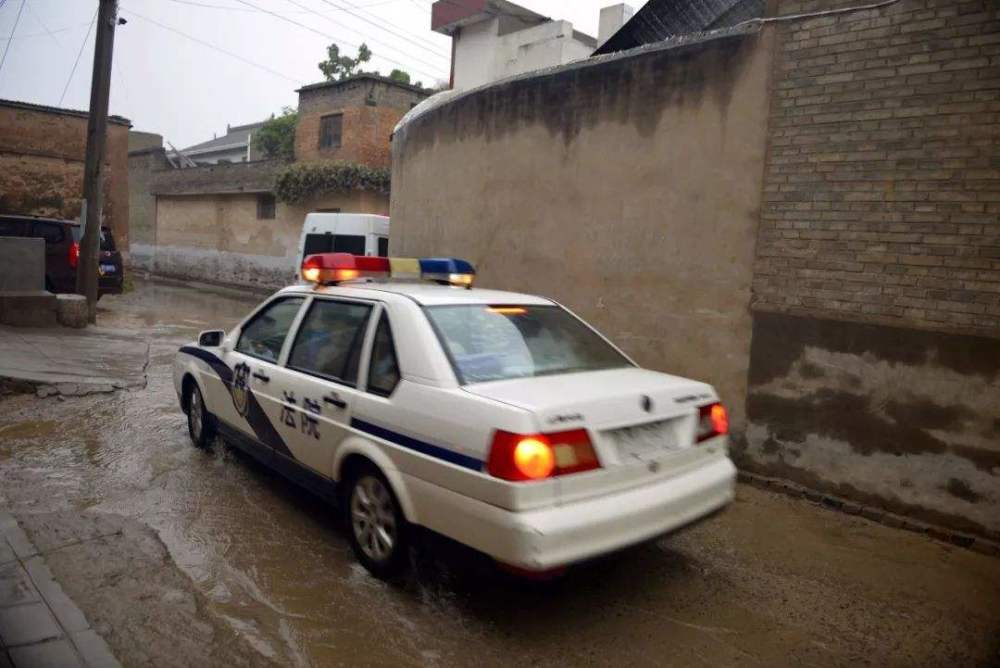 當行人行車聽見警車鳴笛時,也應當即刻避讓.