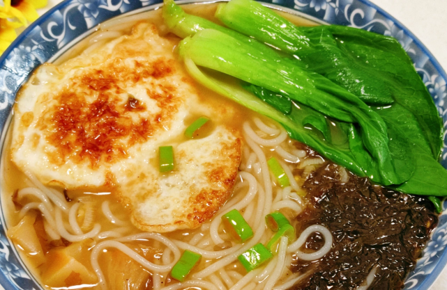 清汤米粉食材:米粉,葱,盐,生抽,鸡精,胡椒粉,香油,紫菜,榨菜,鸡蛋