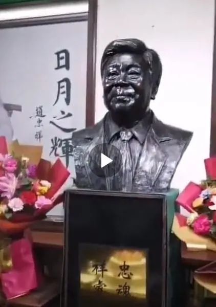 唏嘘赵忠祥去世两周年倪萍等人围着雕塑拍手唱生日快乐
