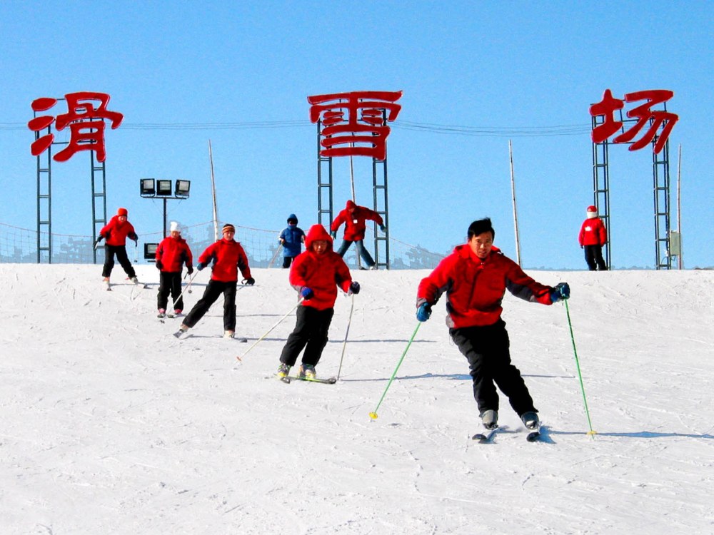 2004年1月,朝陽公園亞布洛尼滑雪場正式開業,這是北京第一家城市滑雪