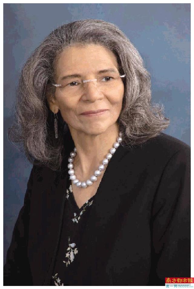 人物名片   安妮塔·德弗朗茨现任国际奥委会委员,美国奥委会董事会