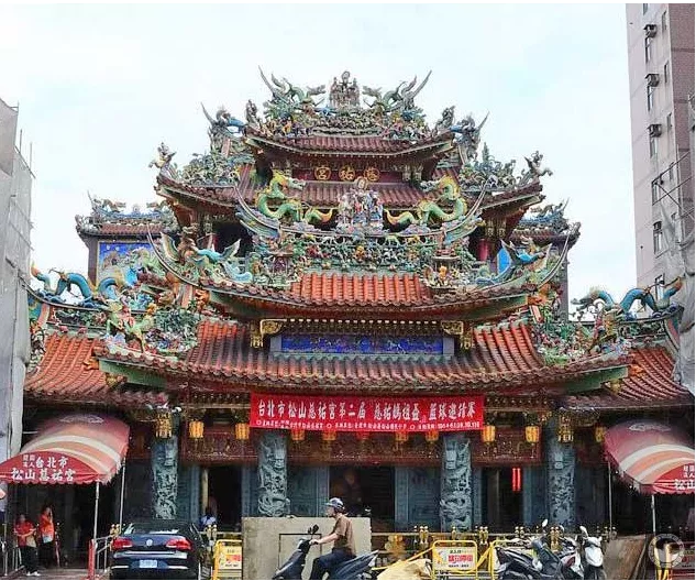 香港九龍天后古廟初建於清同治四年(1865),位於九龍油麻地廟街榕樹頭