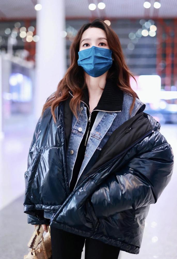 "李沁"真是私服穿搭高手,黑羽绒服叠穿牛仔外套,时髦又保暖插图2