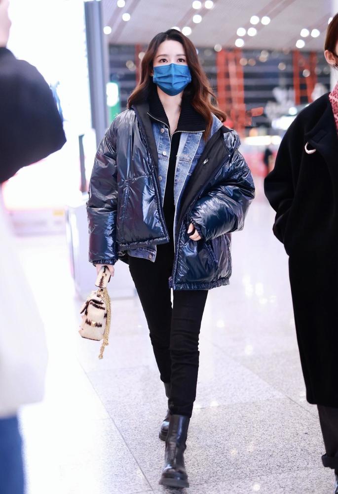 "李沁"真是私服穿搭高手,黑羽绒服叠穿牛仔外套,时髦又保暖插图5